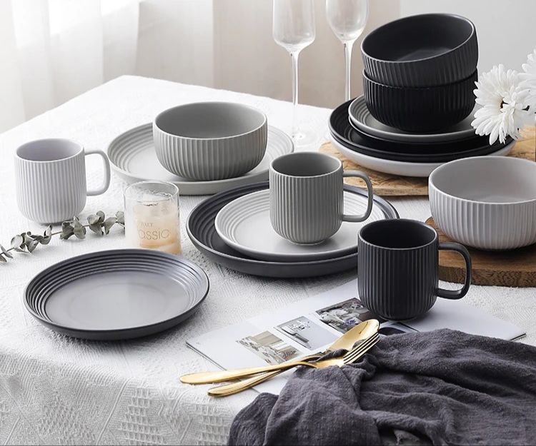 Elegant Set of 4 Porcelain Mugs with Nordic 3D Structure - Image 8
