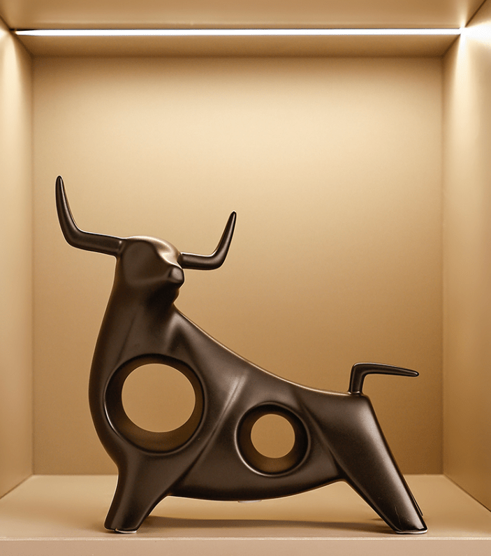Porcelain Black Bull Table Decorations - Image 3